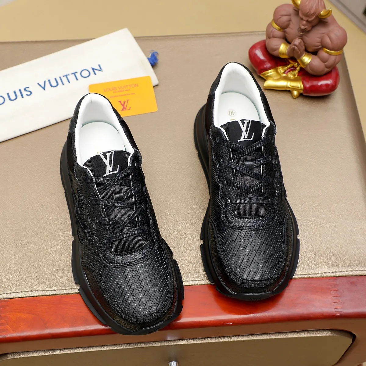 Ex-factory price: 440¥🌹🌹[LV Louis Vuitton] new low-top casual men's shoes. A must-have for fashionable men, new products are released in Hong Kong counters [strong], big-name style, European and American masters strongly create unique styles, comfortable on the feet, super soft outsole, super wear-resistant. Gives people a strong visual impact. Material: imported first-layer cowhide leather upper ➕rubber non-slip outsole, rubber graphics matching, 38 to 44